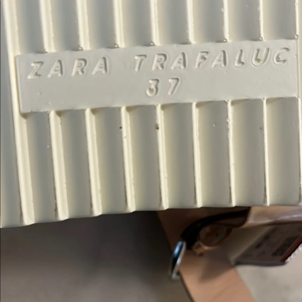 Zara Gold Sandals with Crisscross Straps and Buckle Closure - Picture 7 of 8